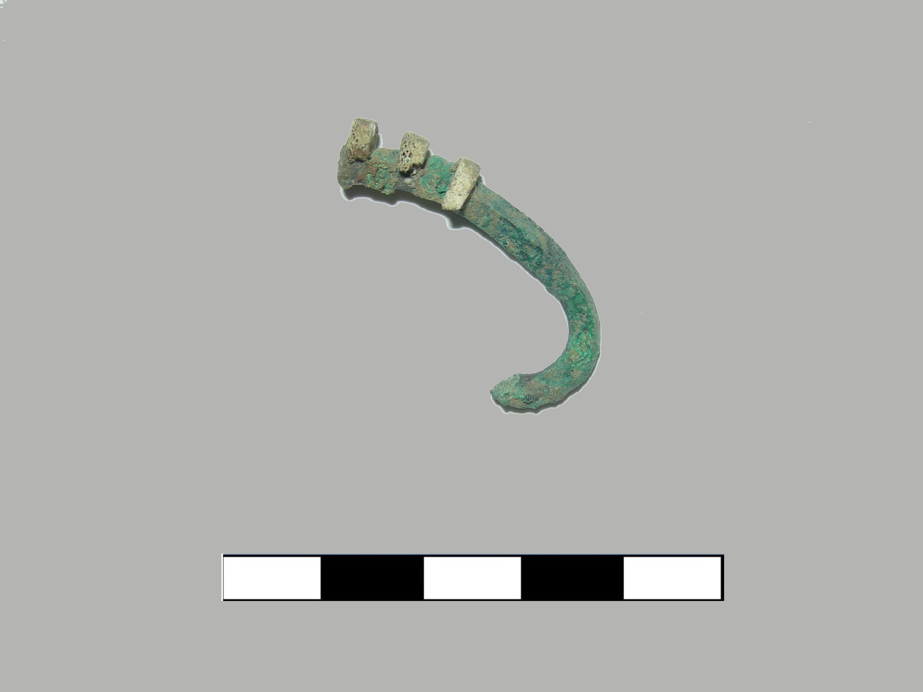 fibula, fibula ad arco rivestito - piceno II (sec. VIII a.C)
