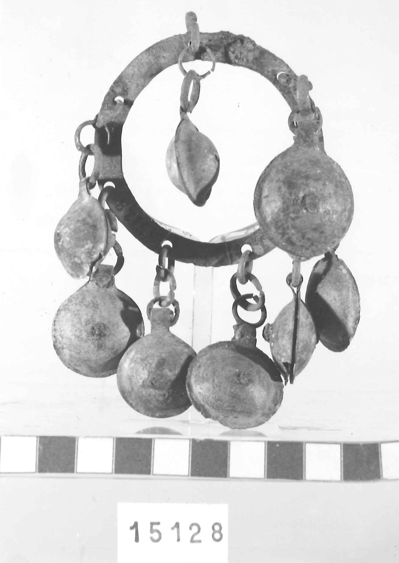 pendaglio con pendenti a bulla - Piceno IV A (sec. VI a.C)