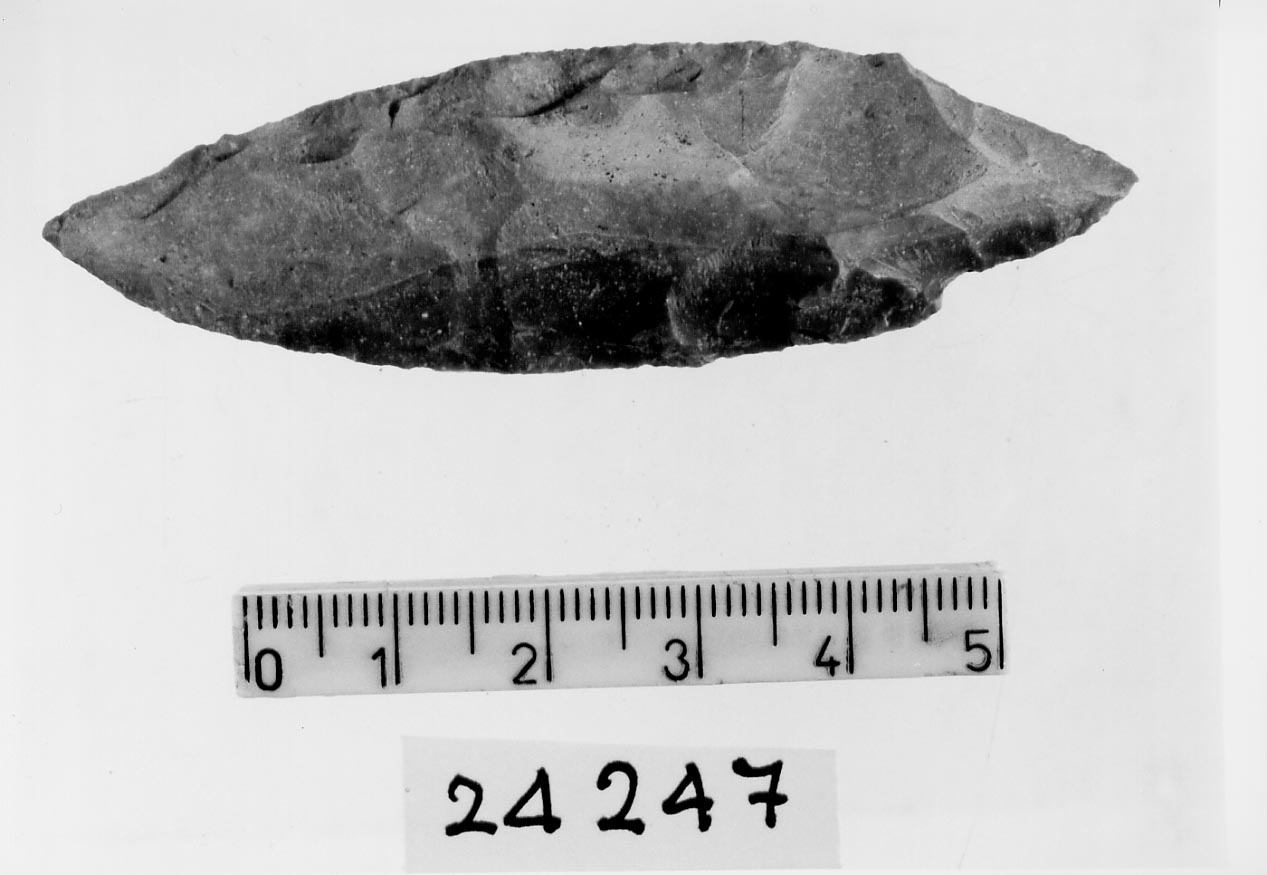 punta foliata a faccia piana diritta (Subneolitico)