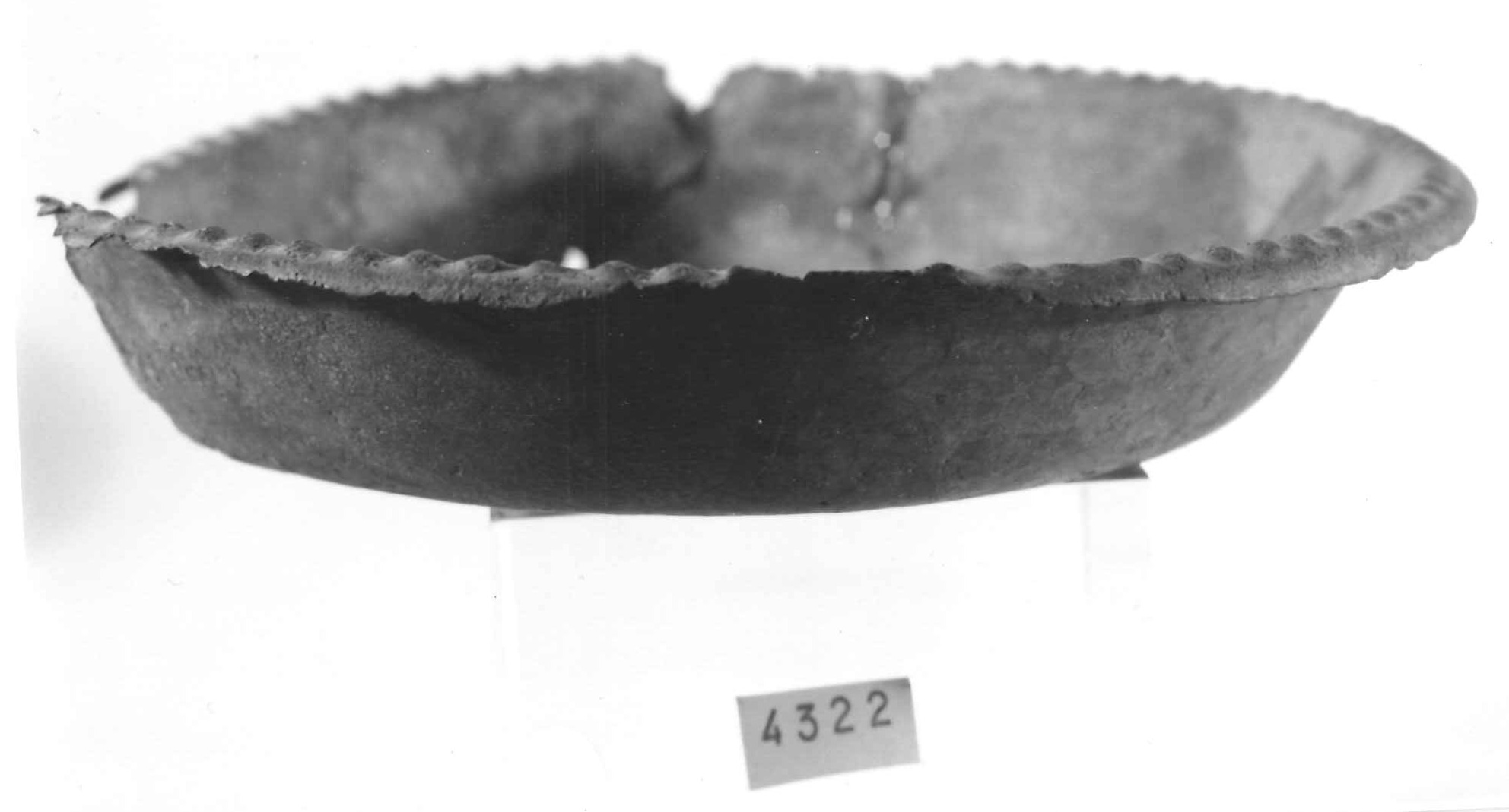 bacino ad orlo perlato - Piceno IV B (fine sec. VI a.C)