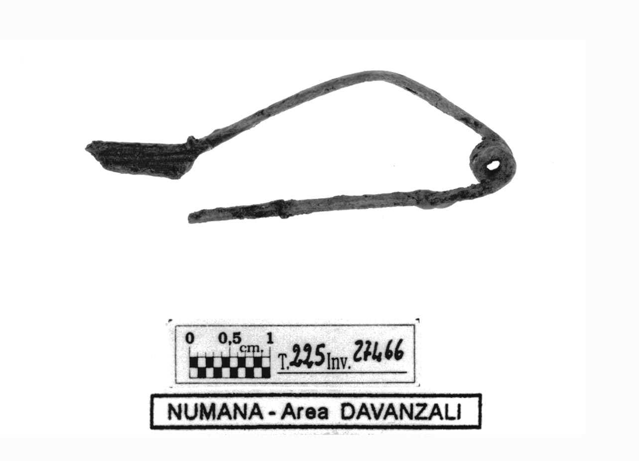 fibula tipo Certosa - fase Piceno IV B (primo quarto sec. V a.C)