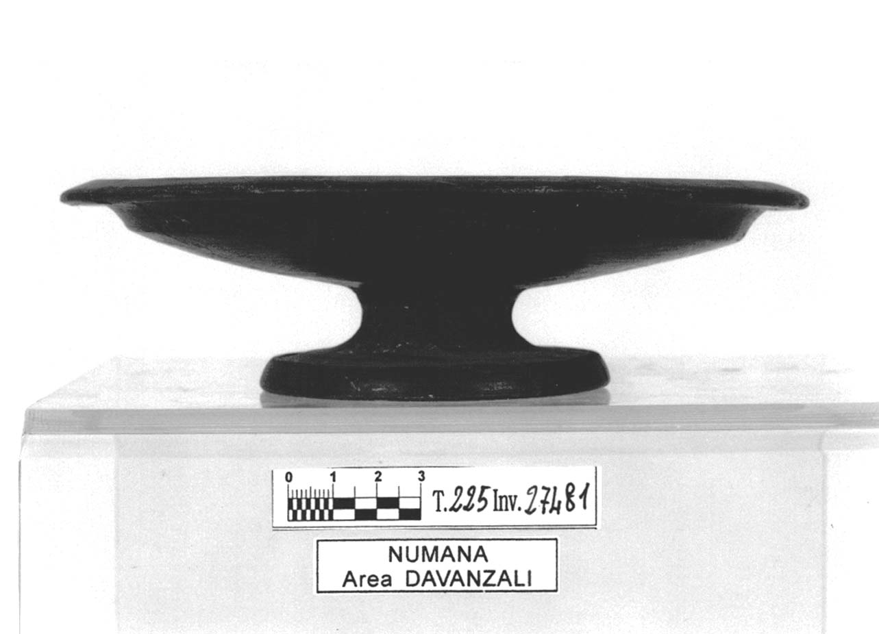 piattello su piede - fase Piceno IV B (primo quarto sec. V a.C)