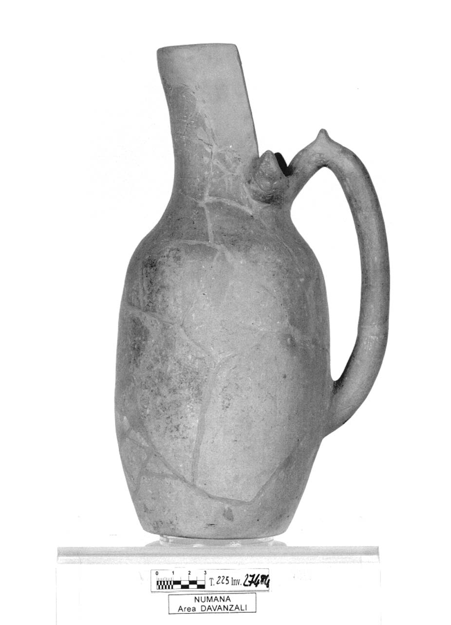 oinochoe con becco a cartoccio - fase Piceno IV B (primo quarto sec. V a.C)