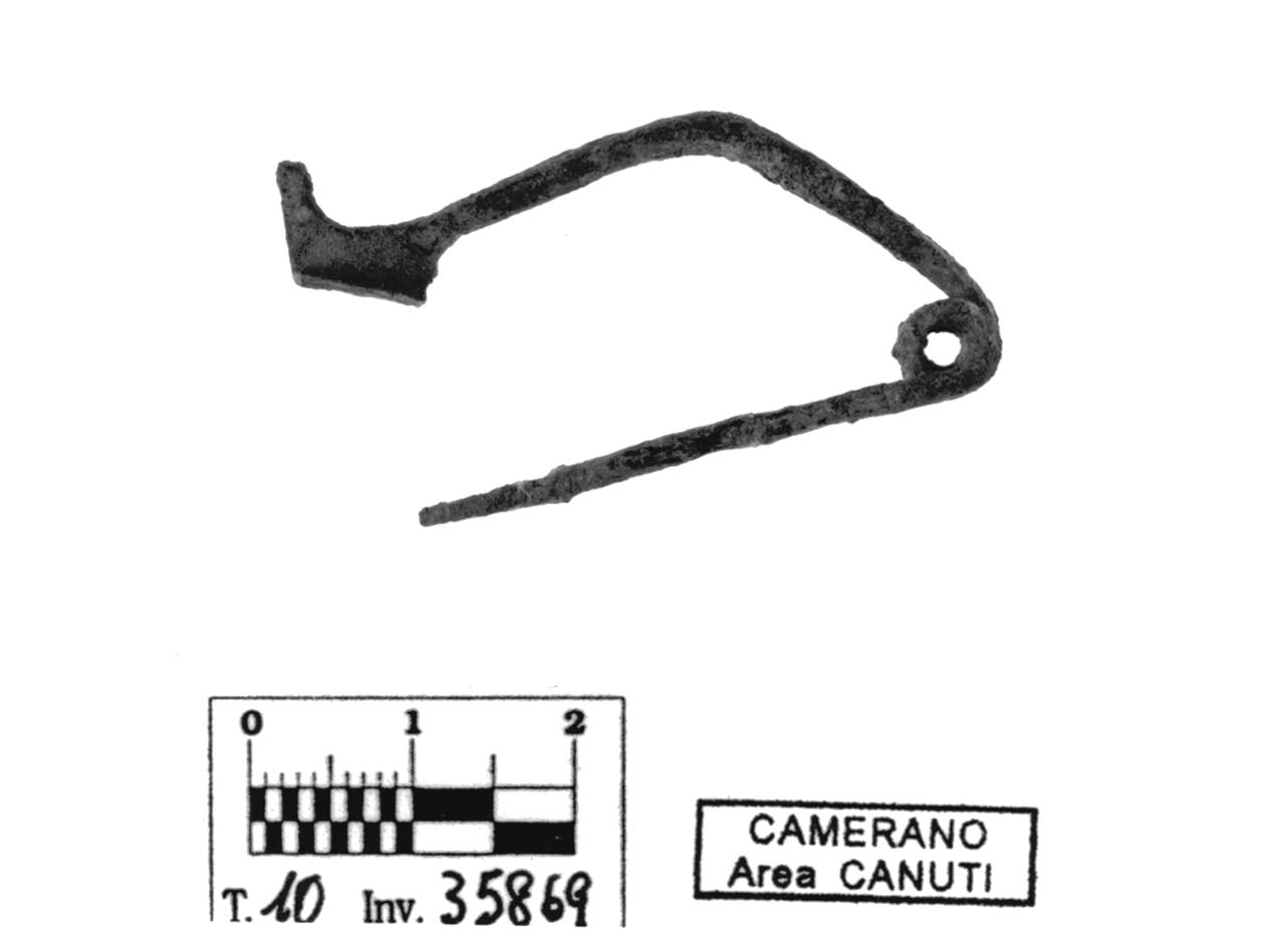 fibula tipo Certosa - fase Piceno V (prima metà sec. V a.C)