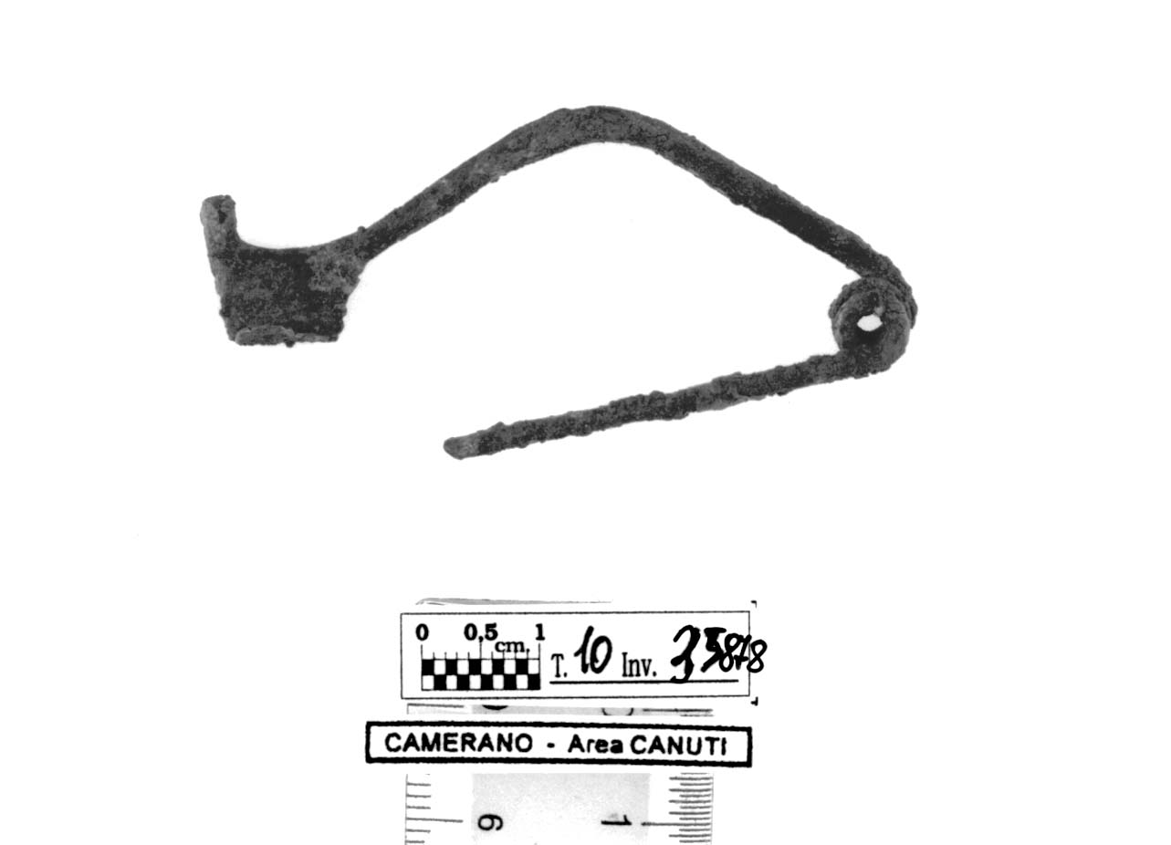 fibula tipo Certosa - fase Piceno V (prima metà sec. V a.C)