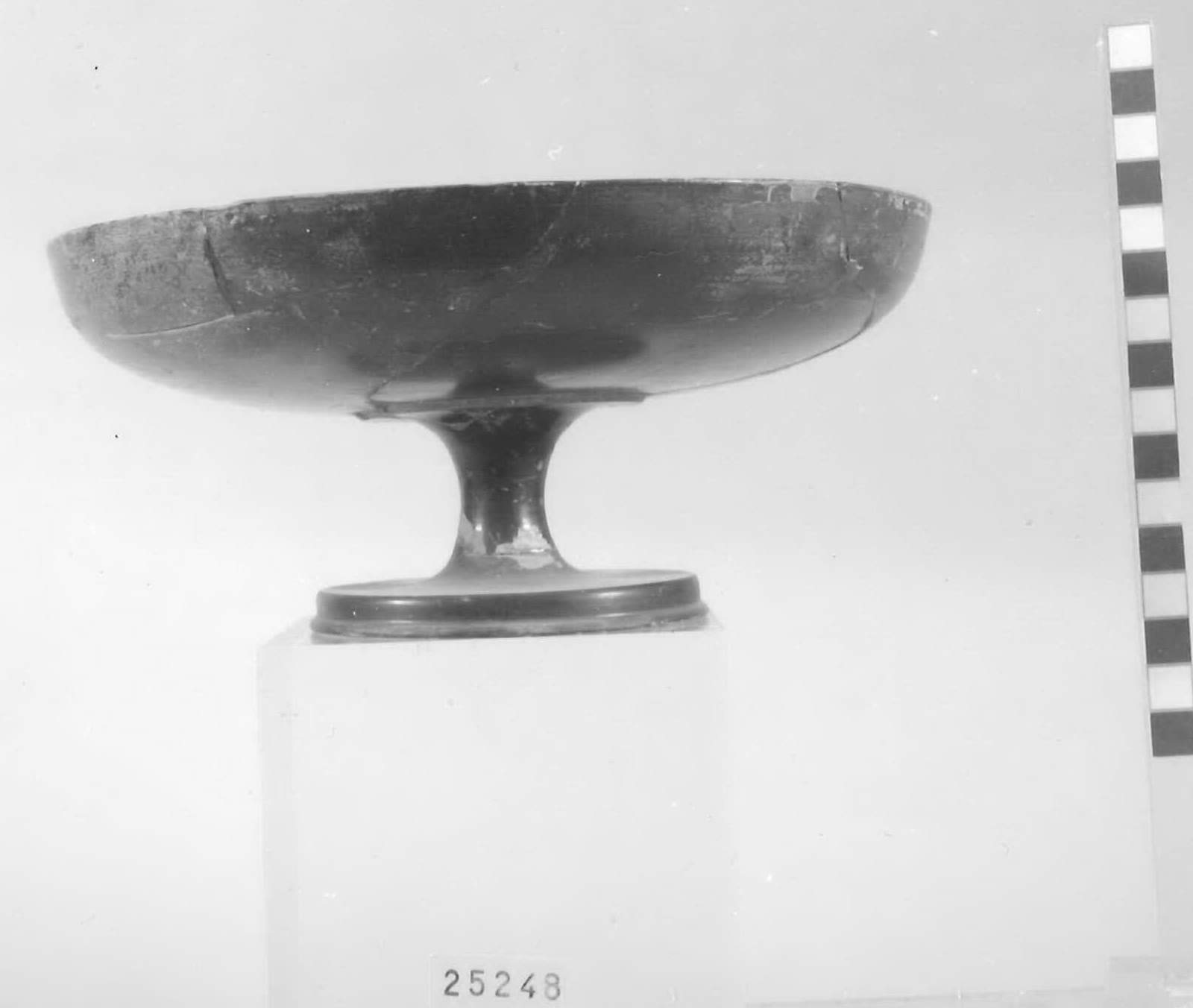 coppa su piede - Piceno V (fine sec. V a.C)