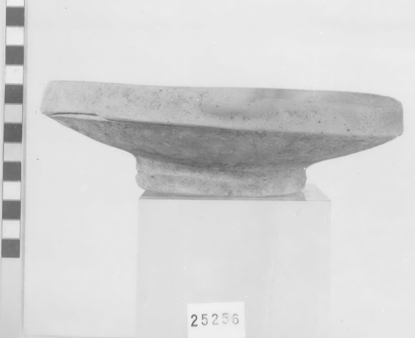 piatto con beccuccio versatoio - Piceno V (fine sec. V a.C)