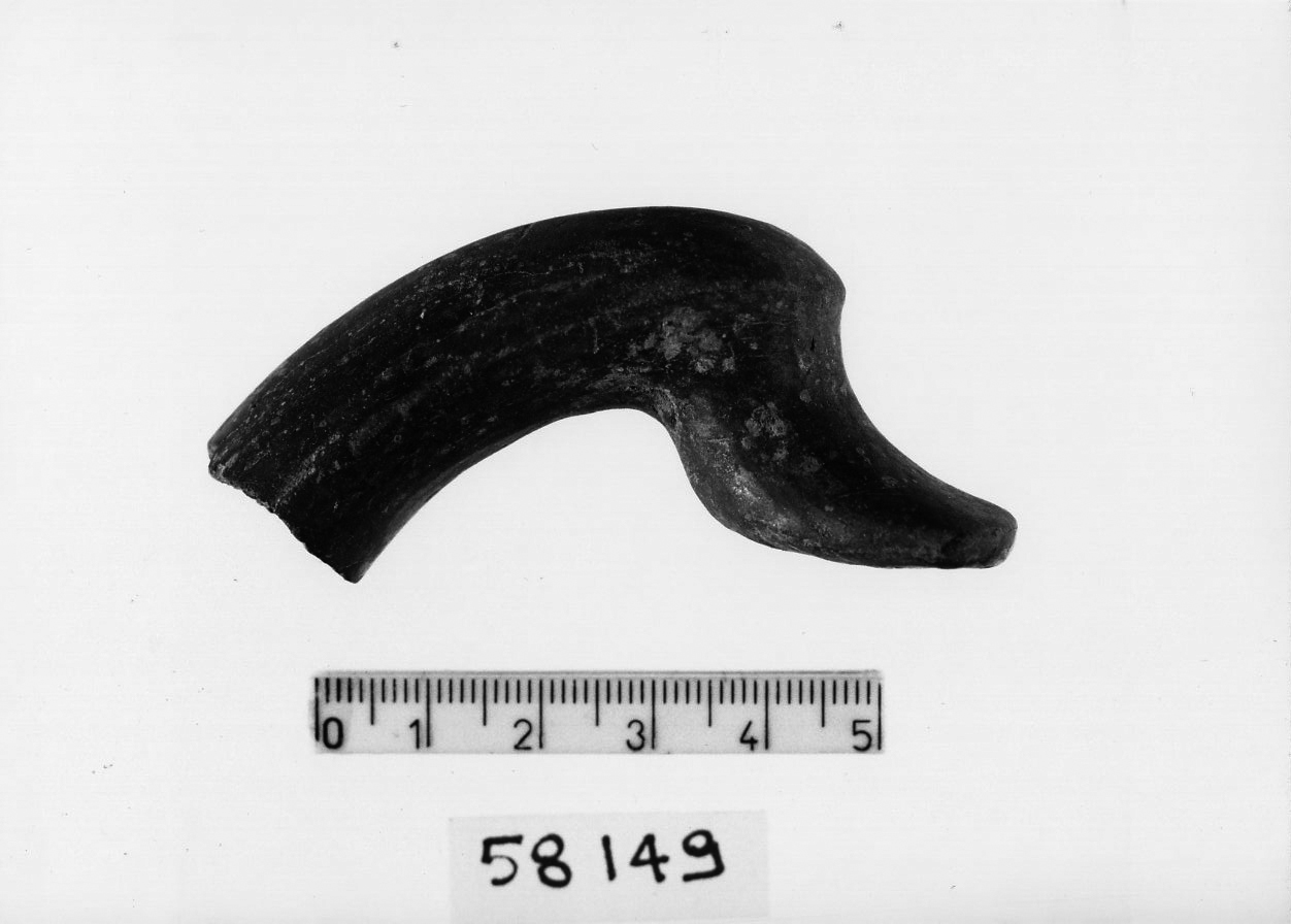 sopraelevazione a protome ornitomorfa/ frammento (Bronzo recente)