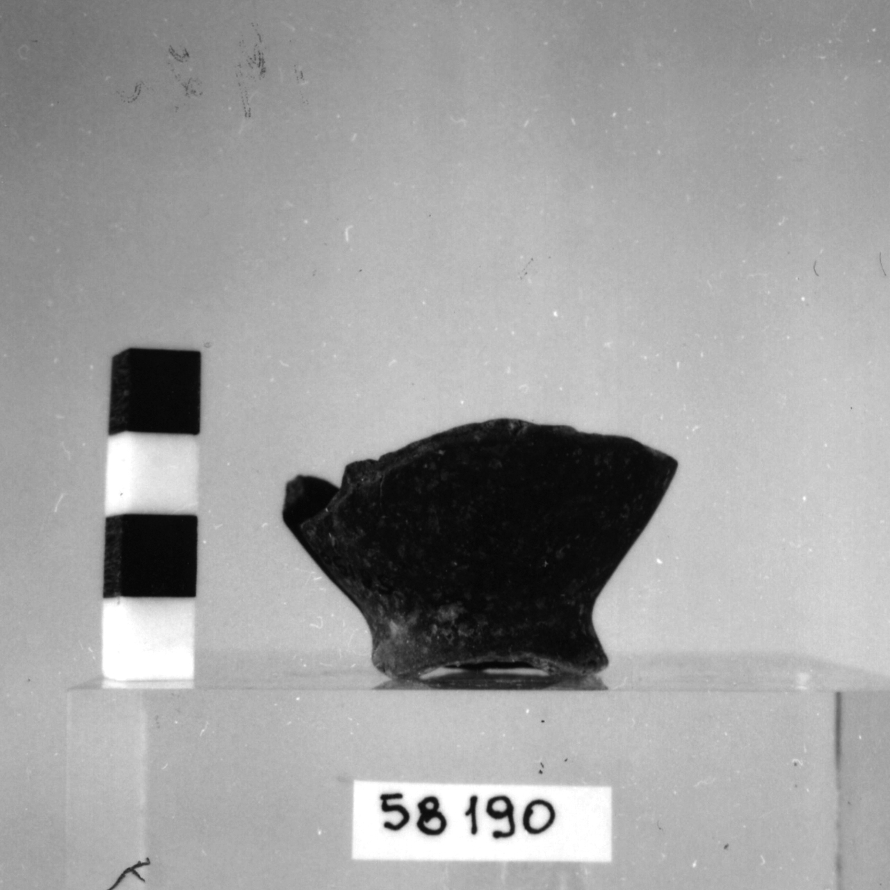 vaso a clessidra/ frammento (Bronzo antico)