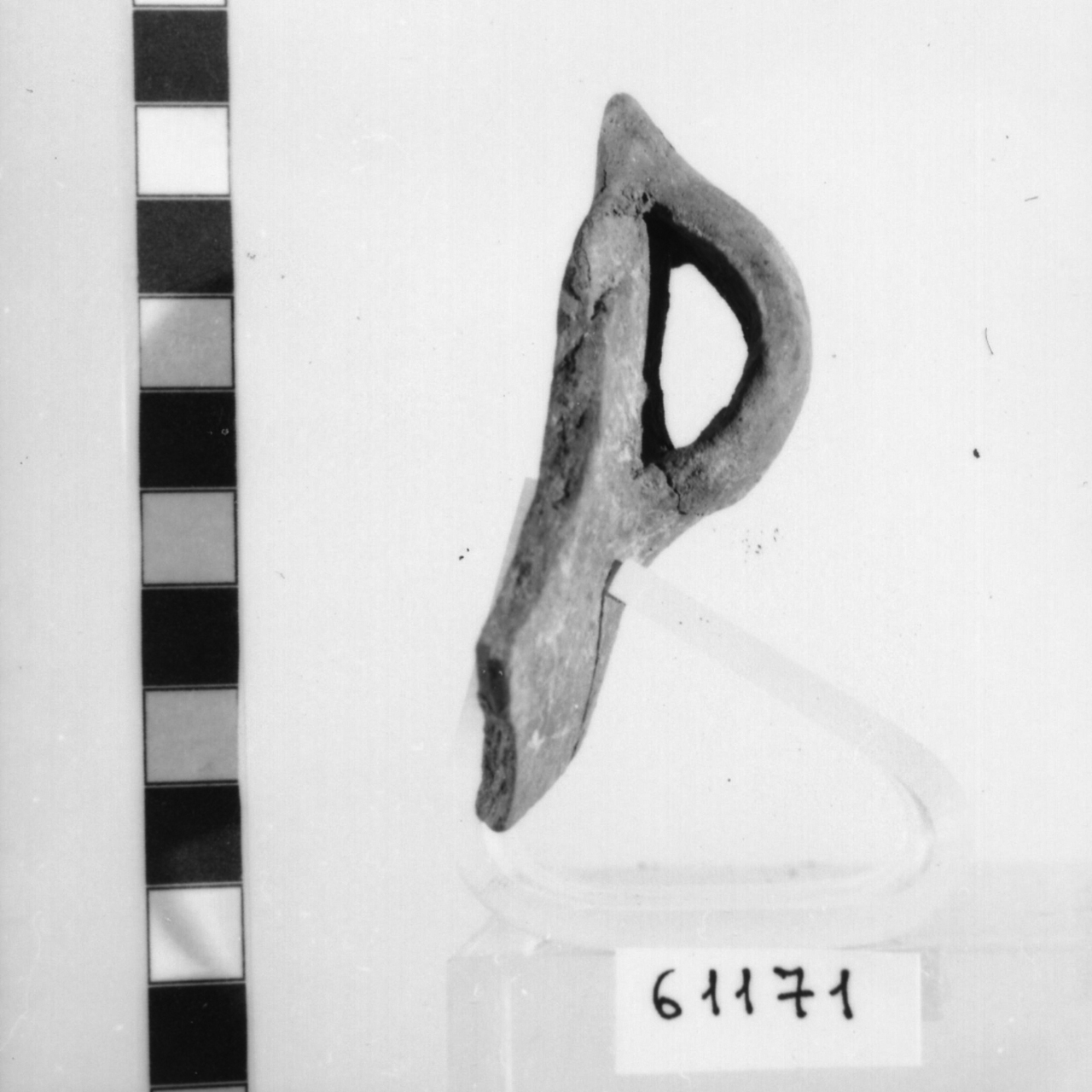 ciotola con presa sull'orlo/ frammento (Bronzo antico)