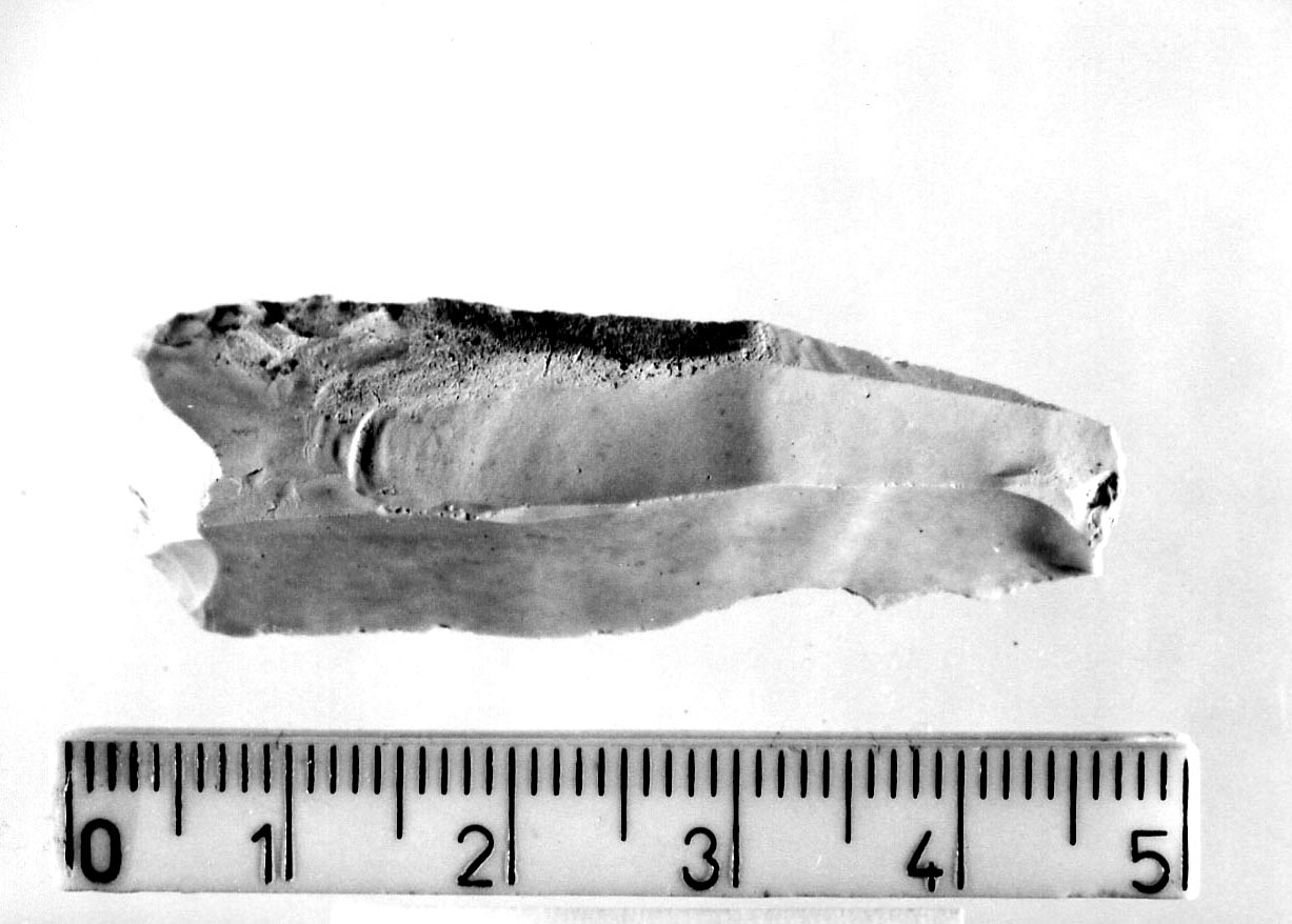 grattatoio frontale lungo a ritocco laterale (Neolitico)