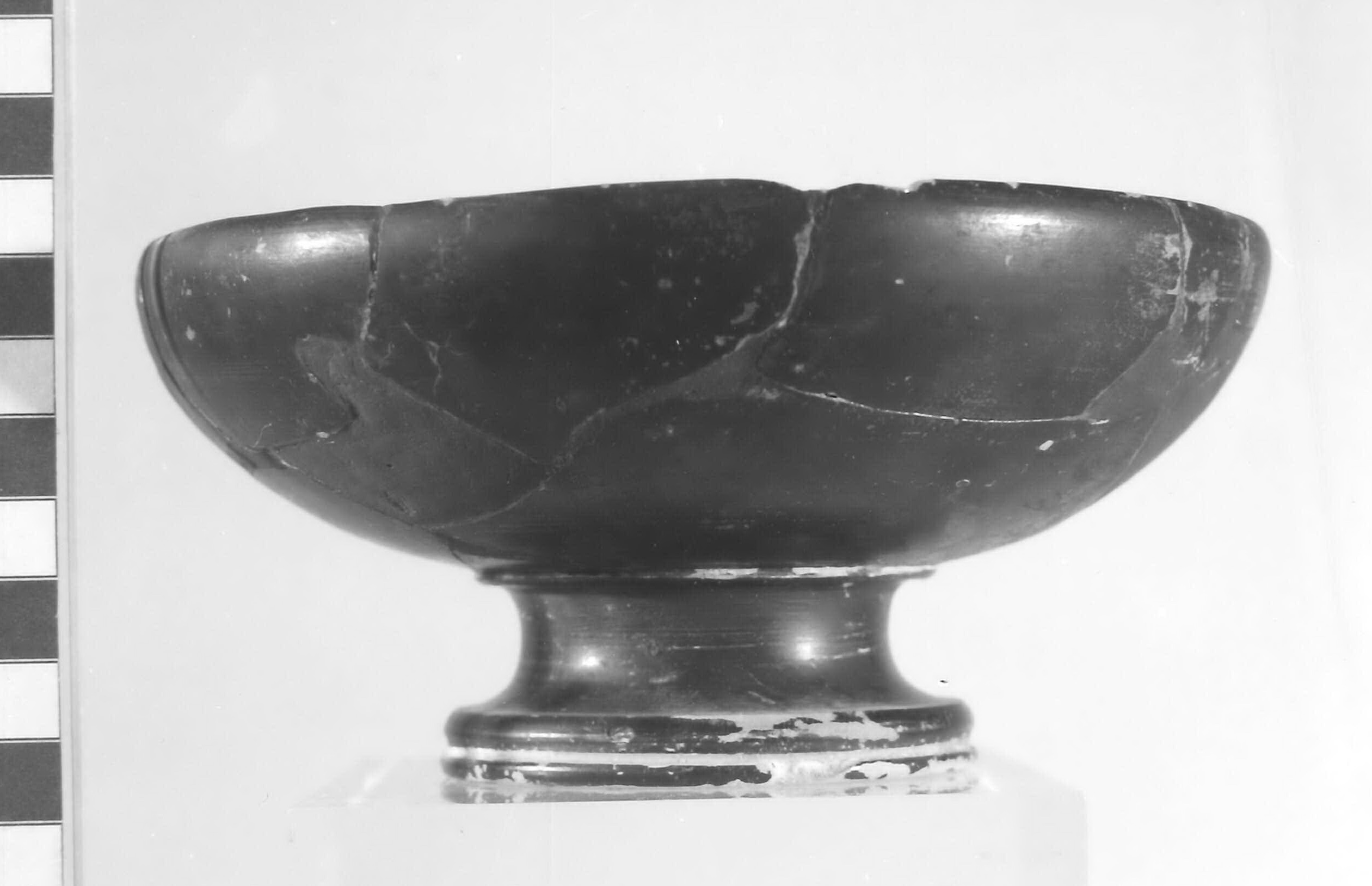 coppetta su piede (sec. IV a.C)