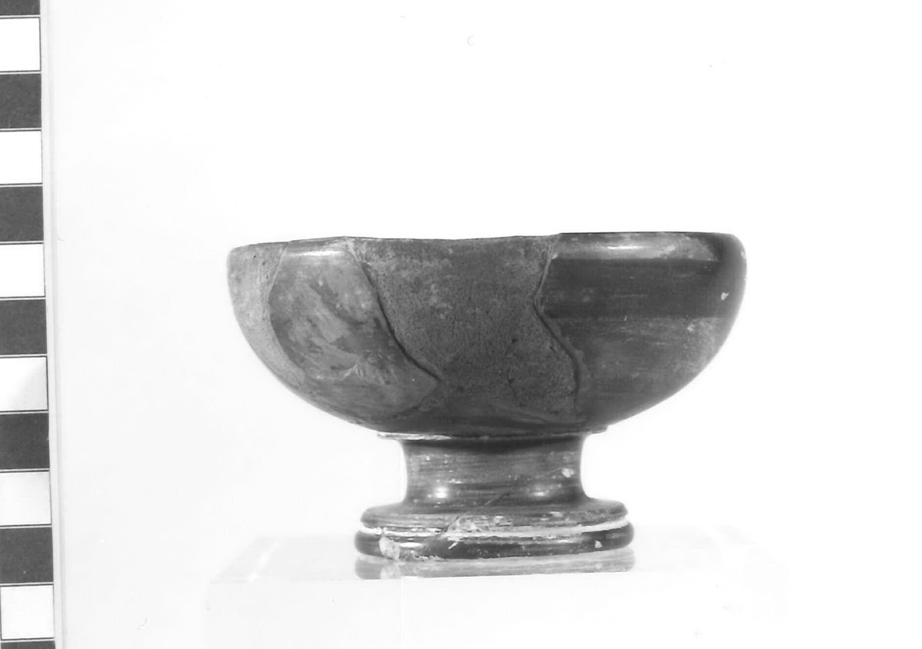 coppetta su piede (sec. IV a.C)