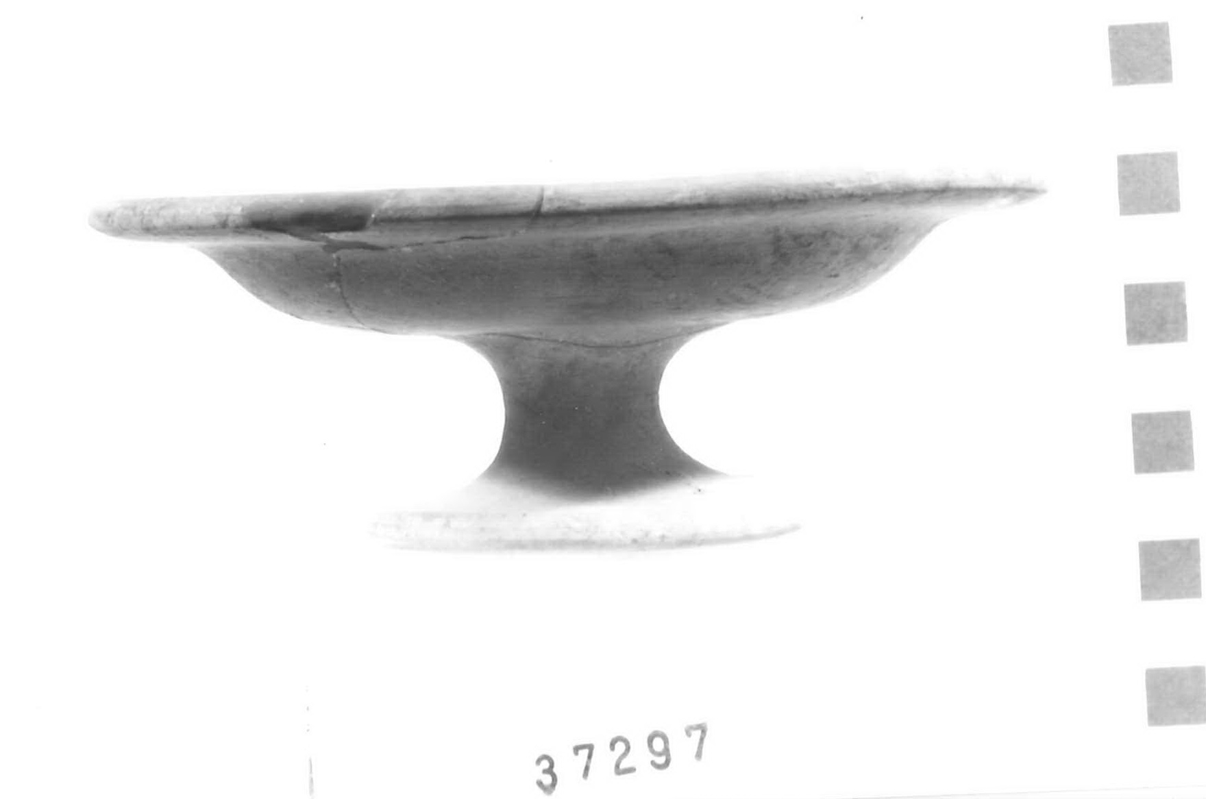 piattello su piede - Piceno V (sec. V a.C)