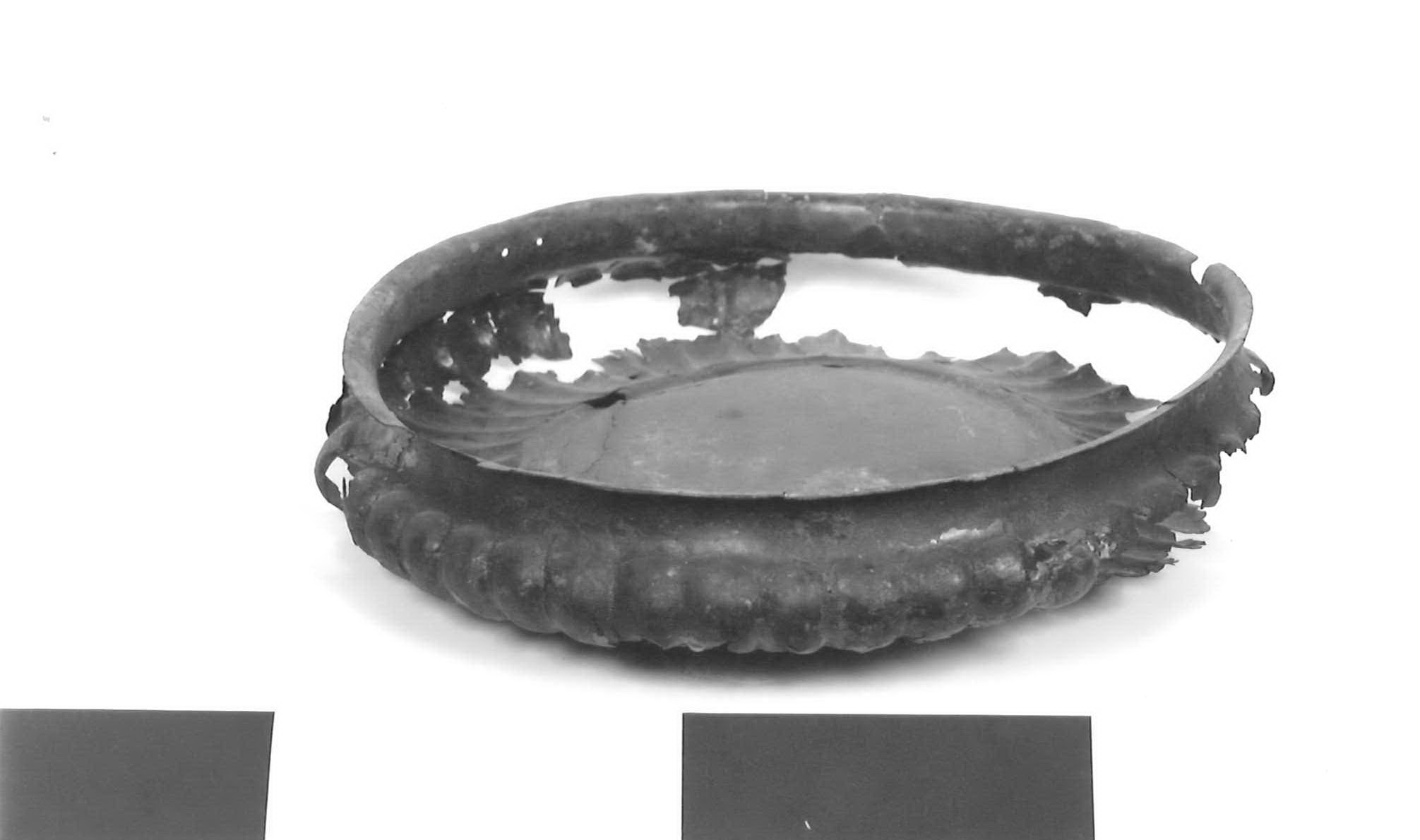 patera baccellata - cultura orientalizzante (secondo quarto sec. VII a.C)