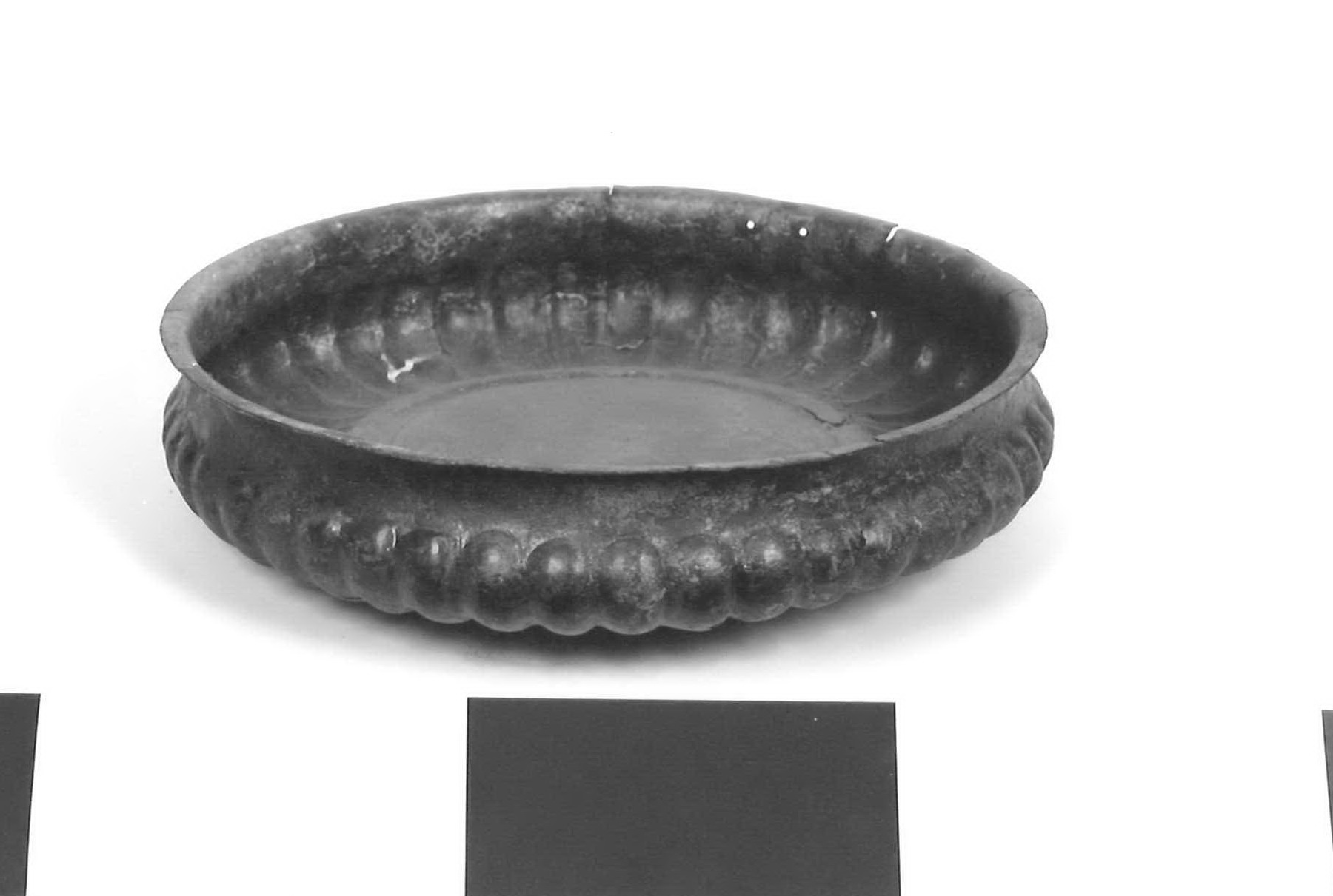 patera baccellata - cultura orientalizzante (secondo quarto sec. VII a.C)