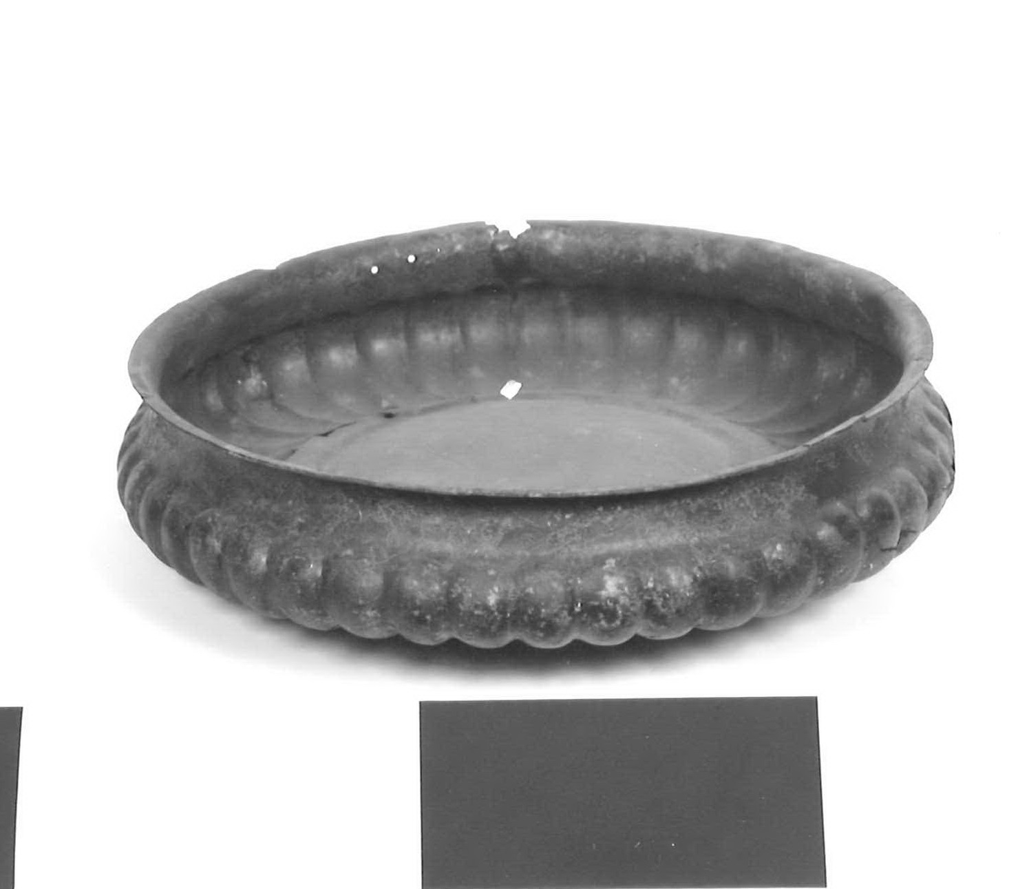 patera baccellata - cultura orientalizzante (secondo quarto sec. VII a.C)