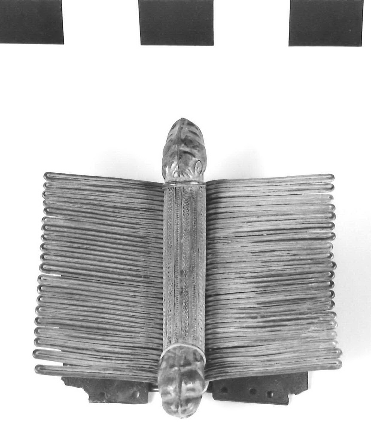 affibbiaglio a pettine - fase Piceno III (secondo quarto sec. VII a.C)