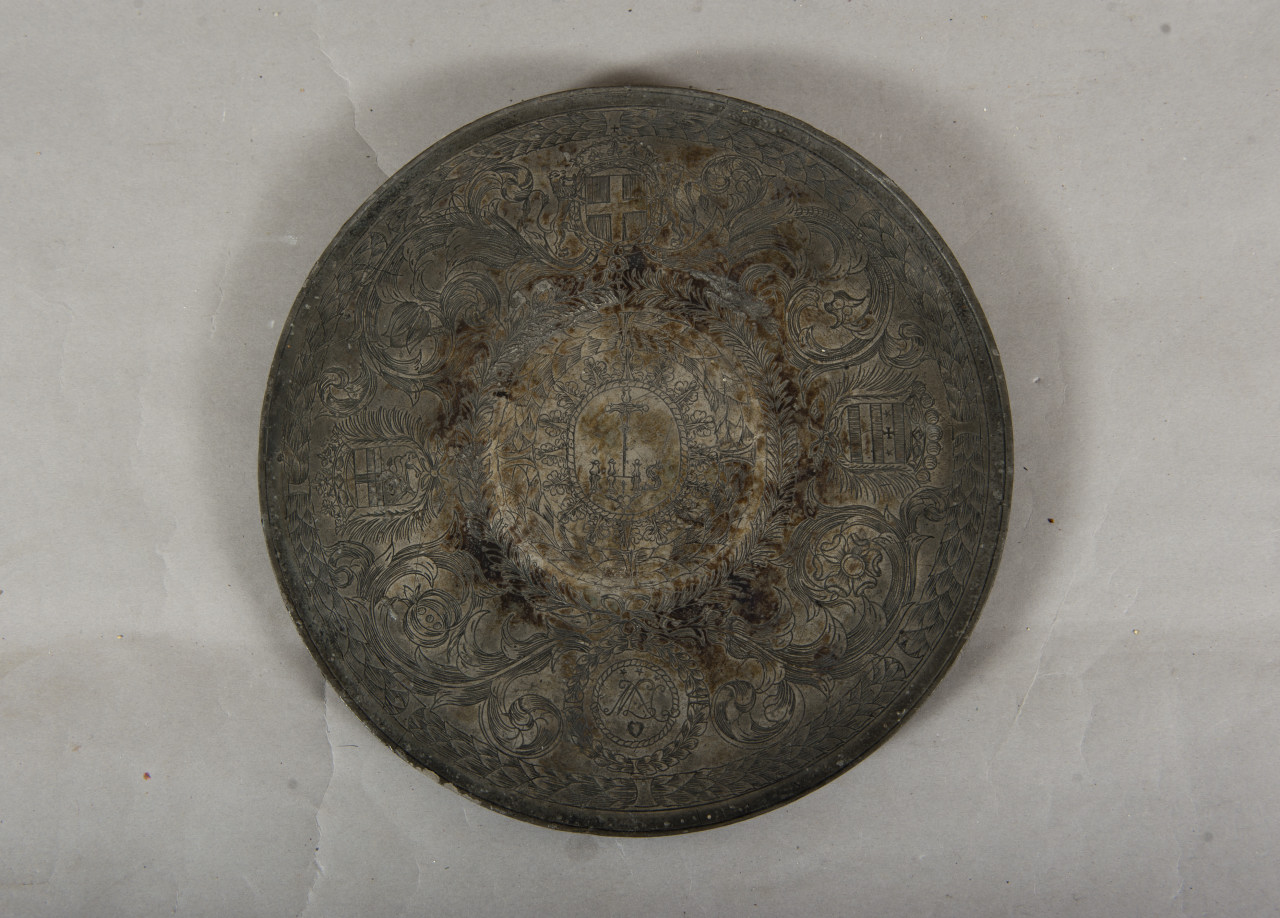 crocifissione (piatto, opera isolata) di Delescandu M (sec. XVII)