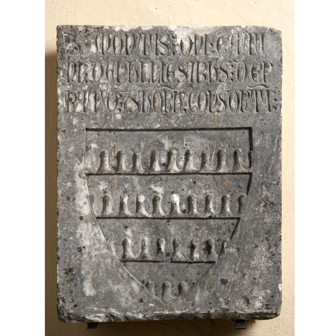 stemma gentilizio della famiglia Pugliesi di Prato (lapide tombale) - bottega senese (sec. XIV)
