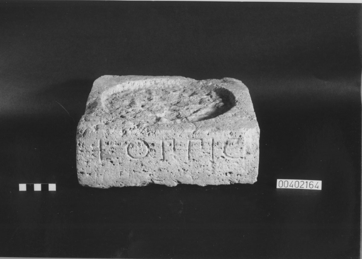 base di cippo funerario (III sec. a.C.-II sec. a.C)