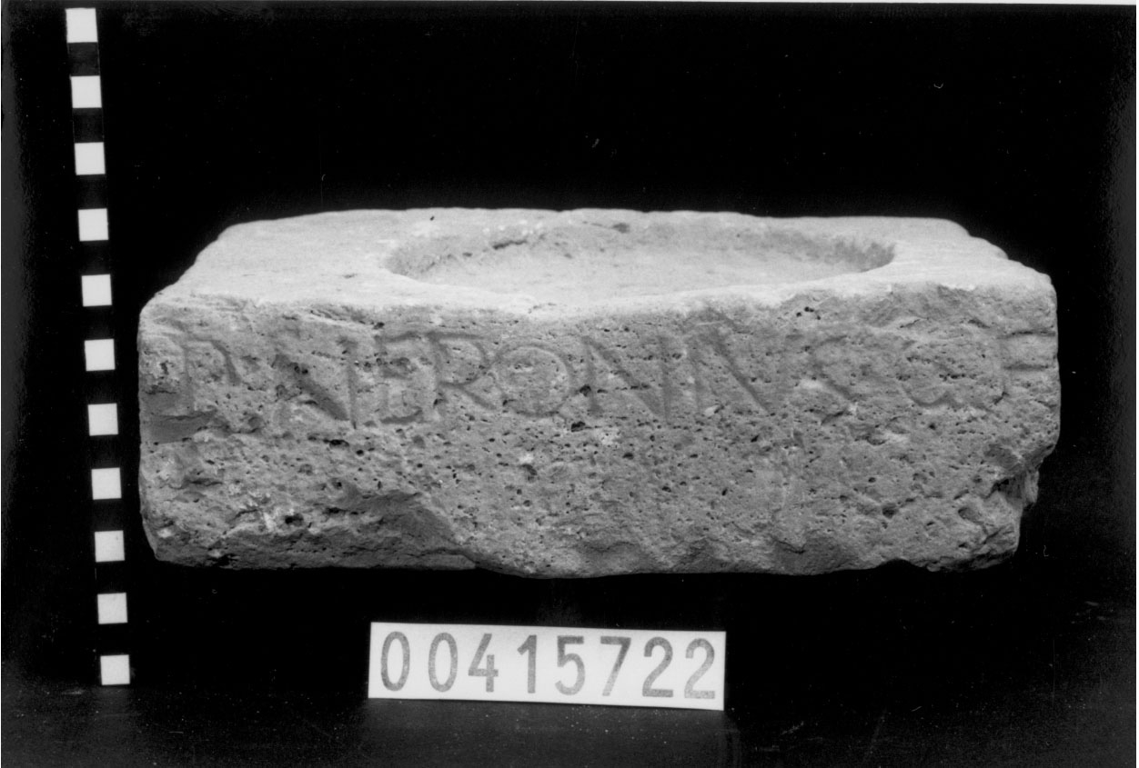 base di cippo funerario (II sec. a.C)