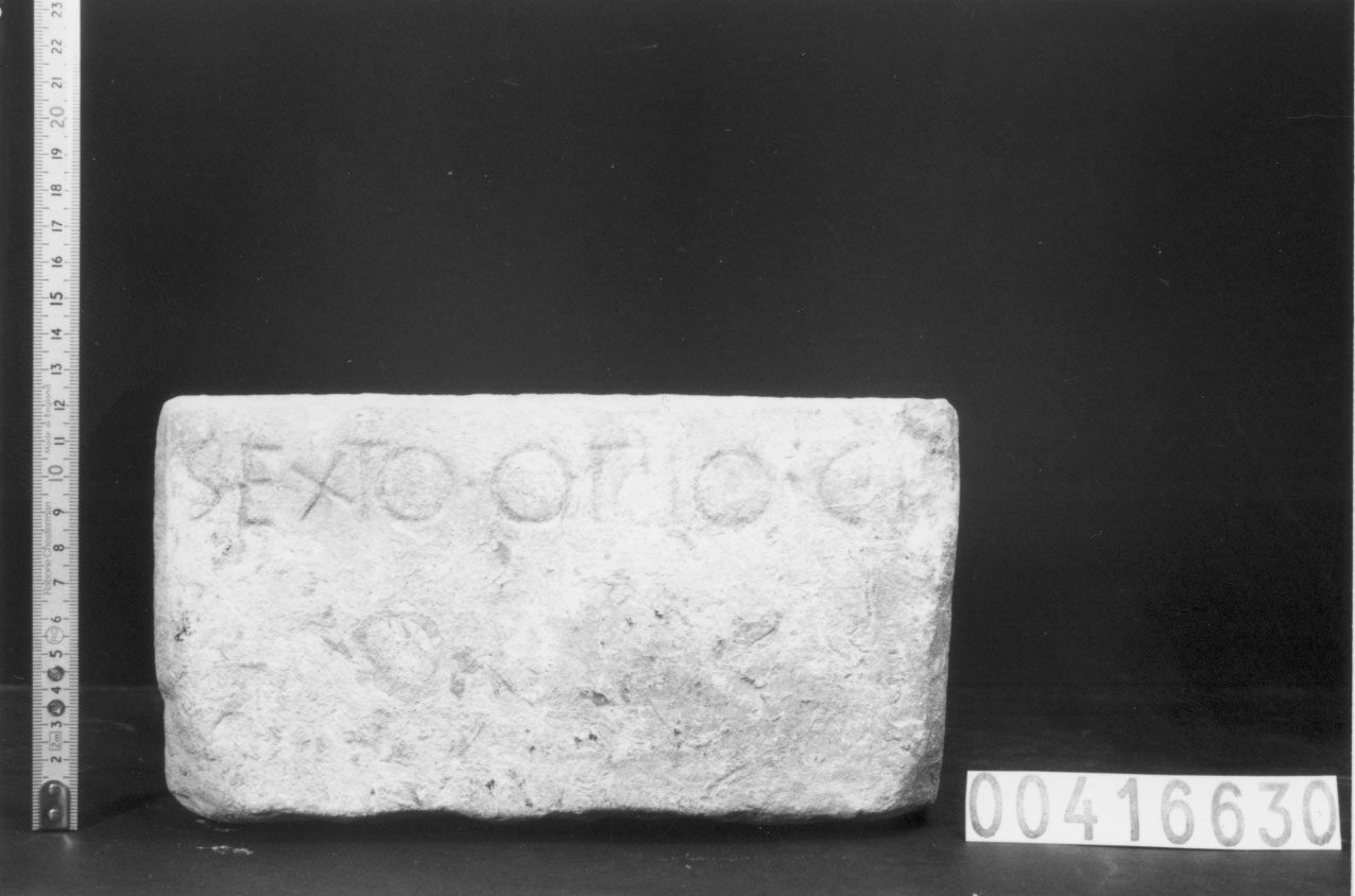 base di cippo funerario (II sec. a.C)