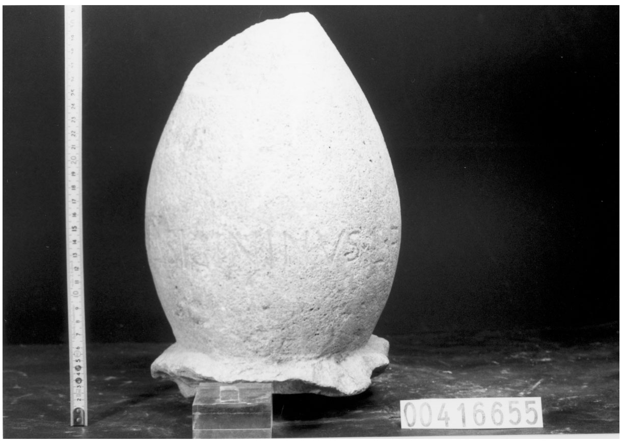 cippo funerario a pigna/frammento (II sec. a.C)