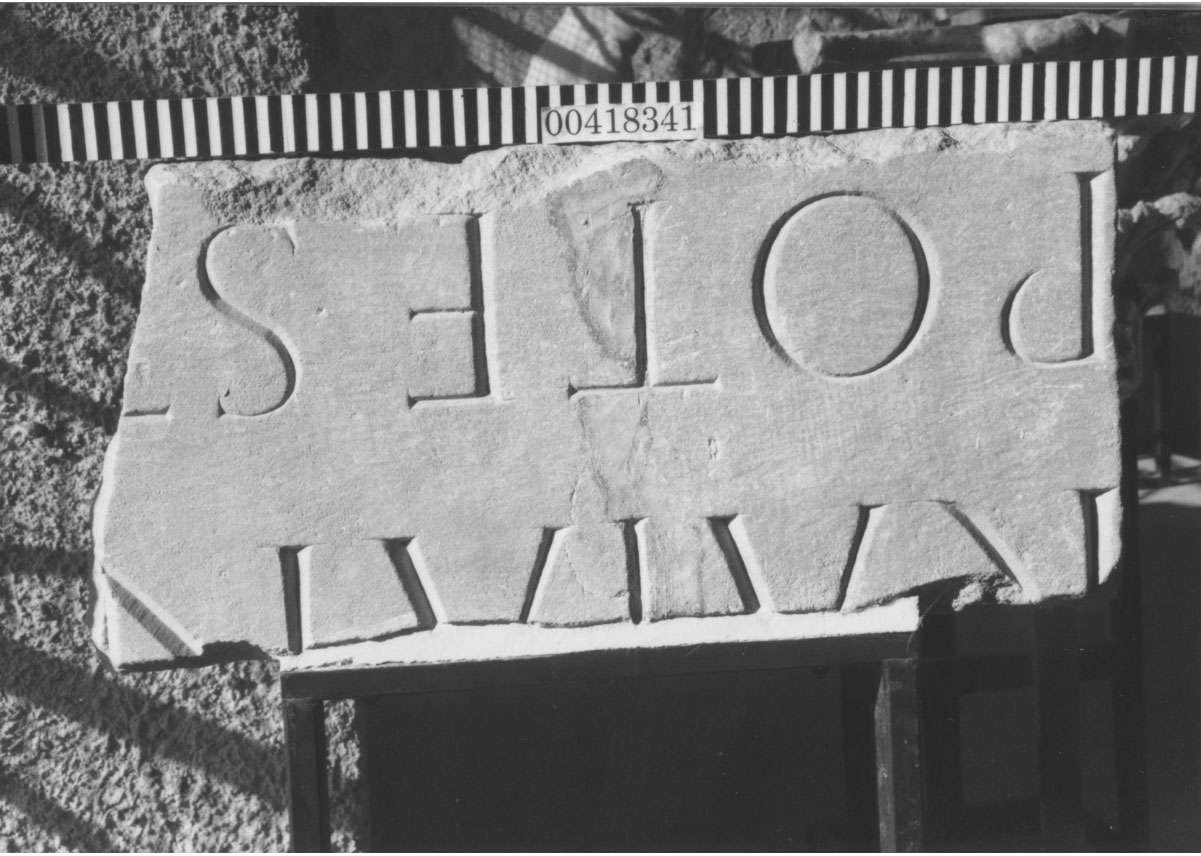 lastra con iscrizione (I sec. d.C)