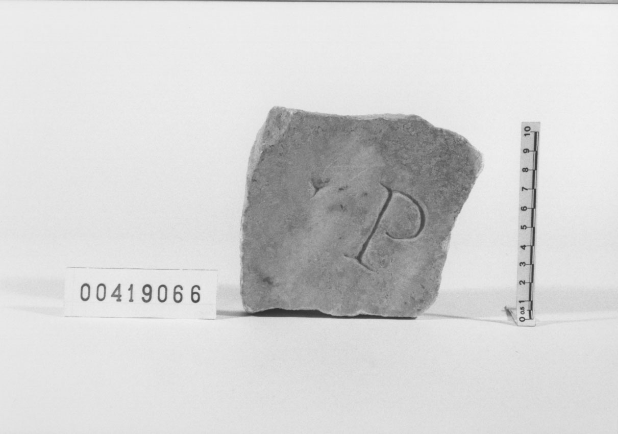 lastra con iscrizione/frammento (Età imperiale)
