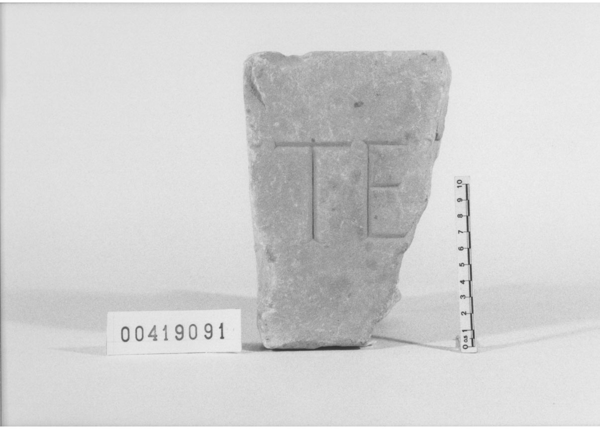 lastra con iscrizione/frammento (Età imperiale)