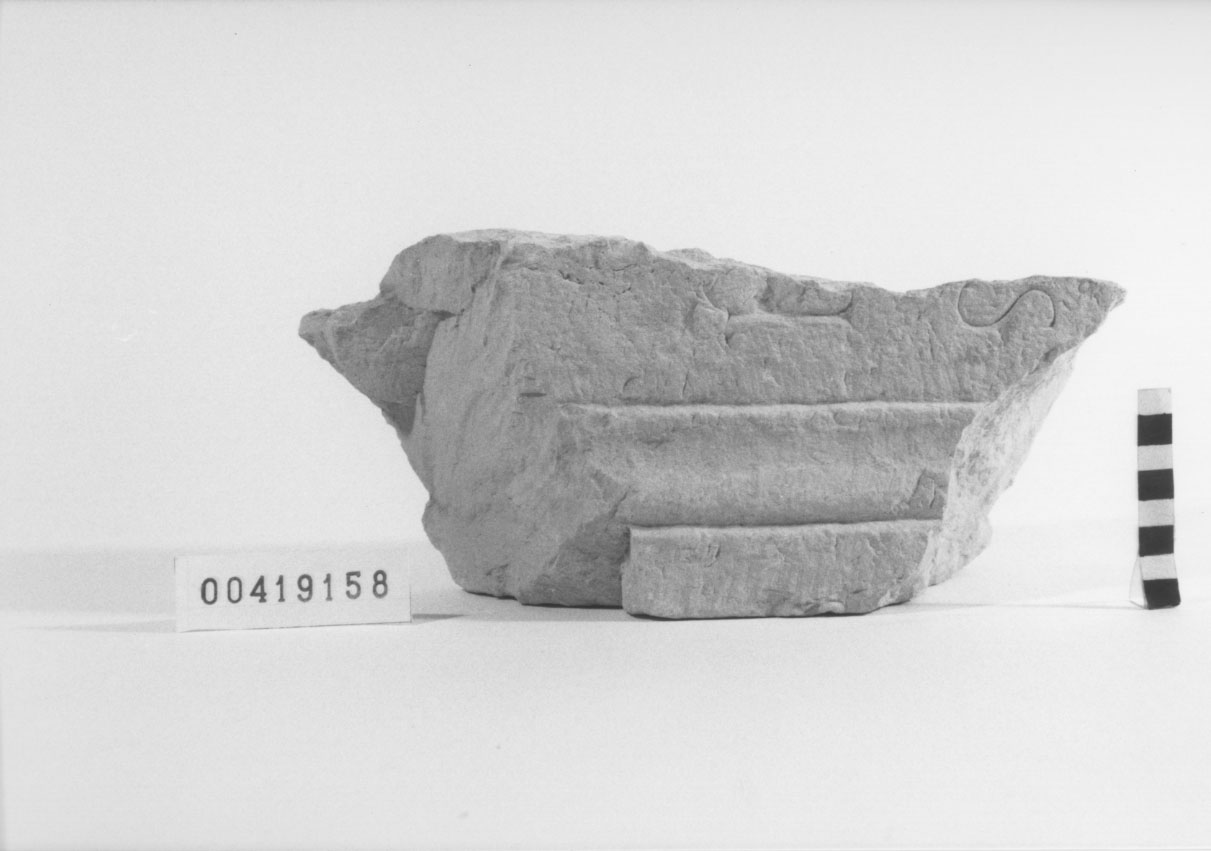 lastra con iscrizione/frammento (repubblicana)