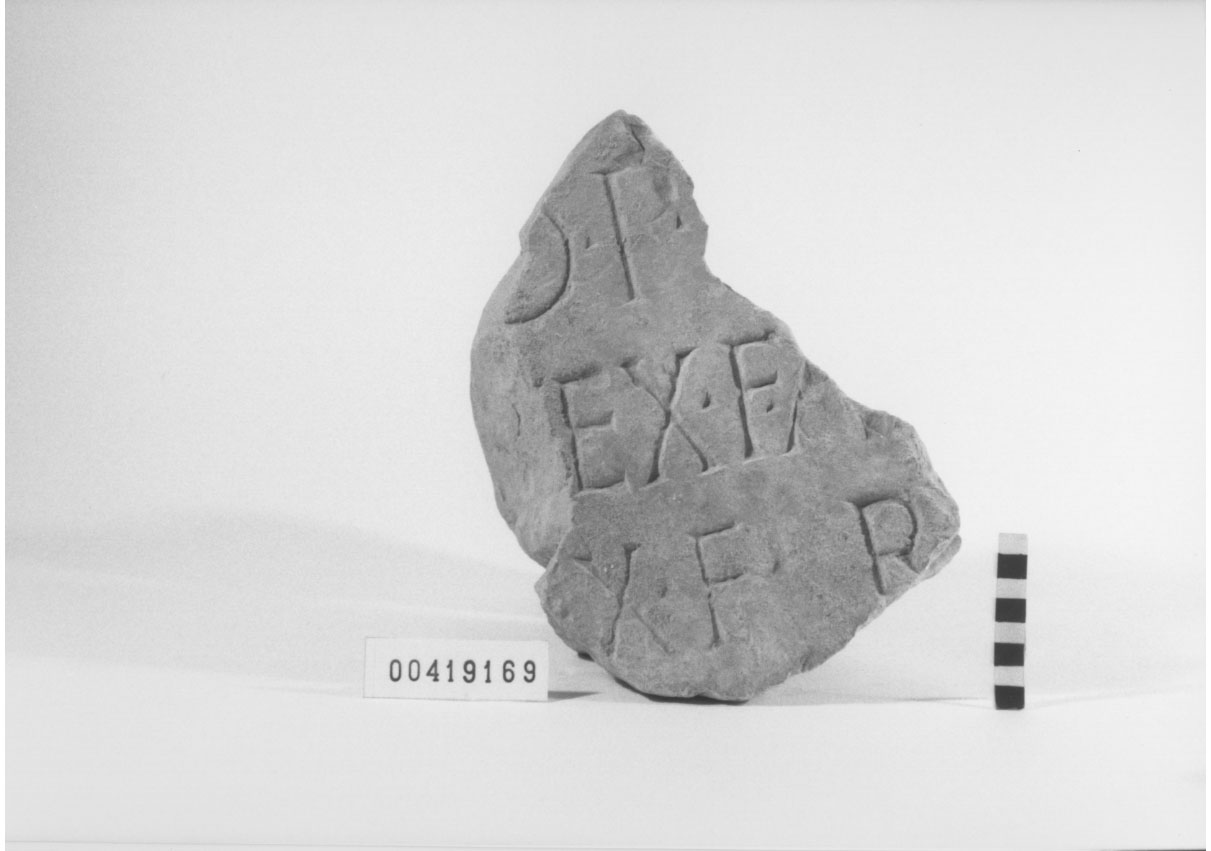 lastra con iscrizione/frammento (Età imperiale)