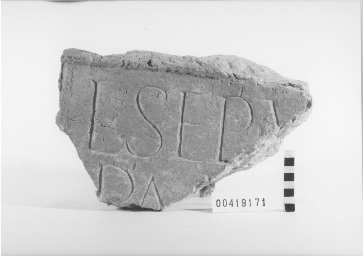 lastra con iscrizione/frammento (repubblicana)