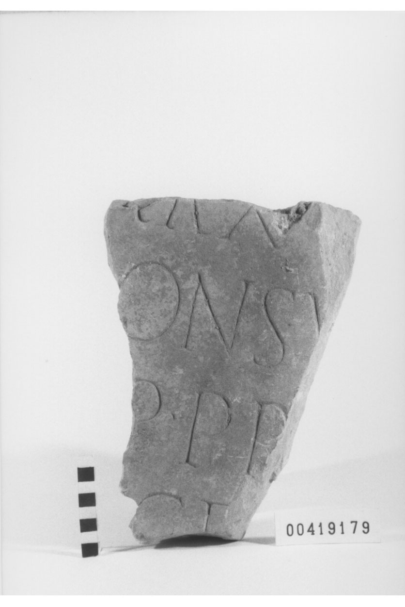 lastra con iscrizione/frammento (Età imperiale)