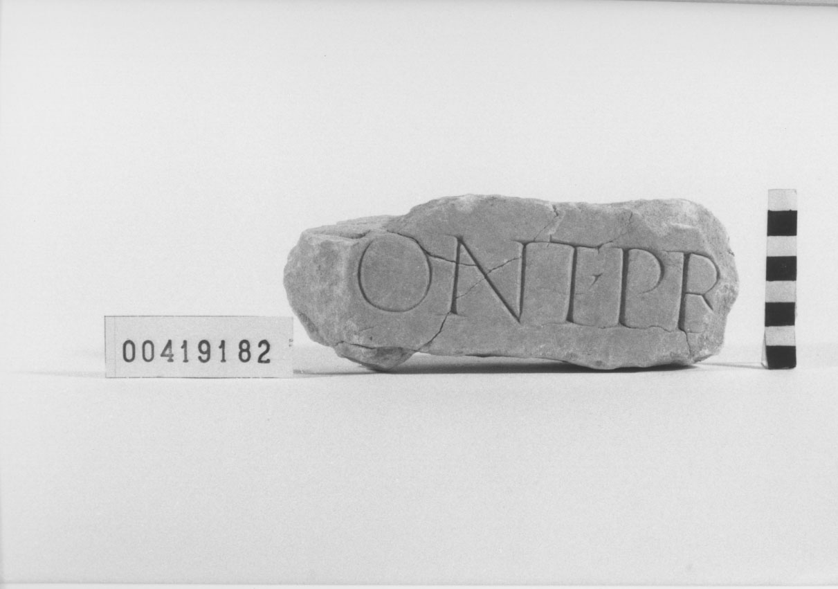 lastra con iscrizione/frammento (Età imperiale)