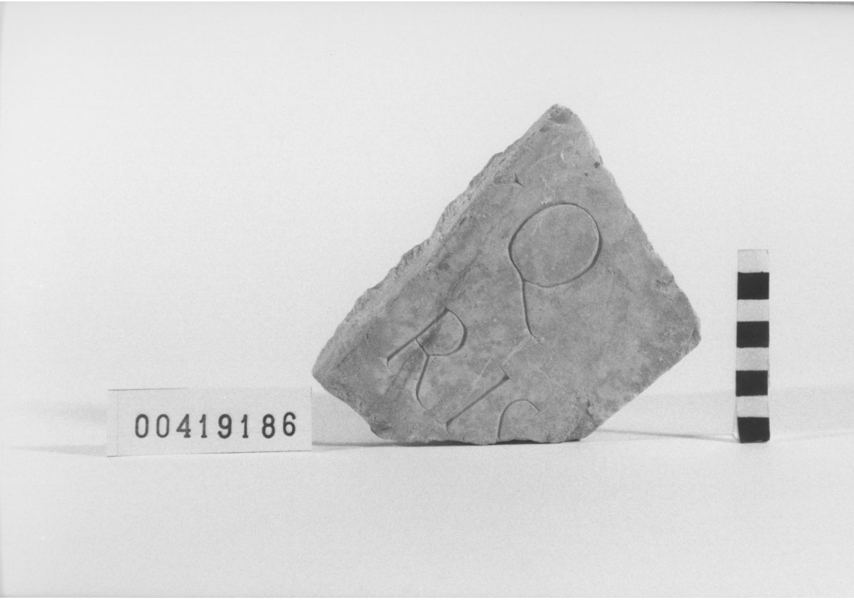 lastra con iscrizione/frammento (Età imperiale)