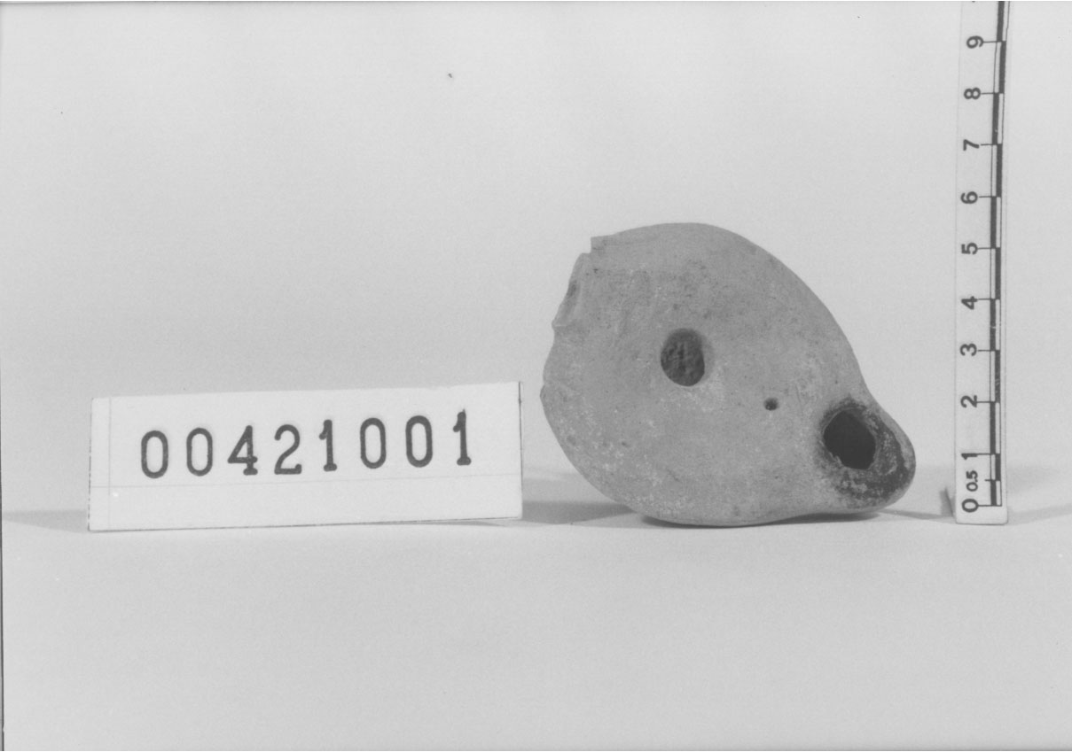 lucerna a corpo globulare (III sec. d.C)