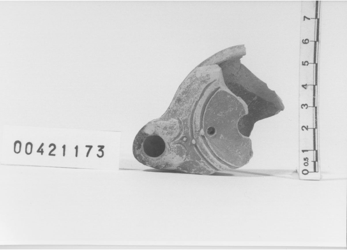 lucerna a becco cuoriforme/frammento 