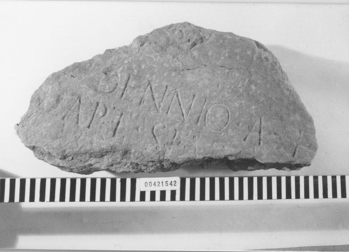 lastra con iscrizione/frammento 