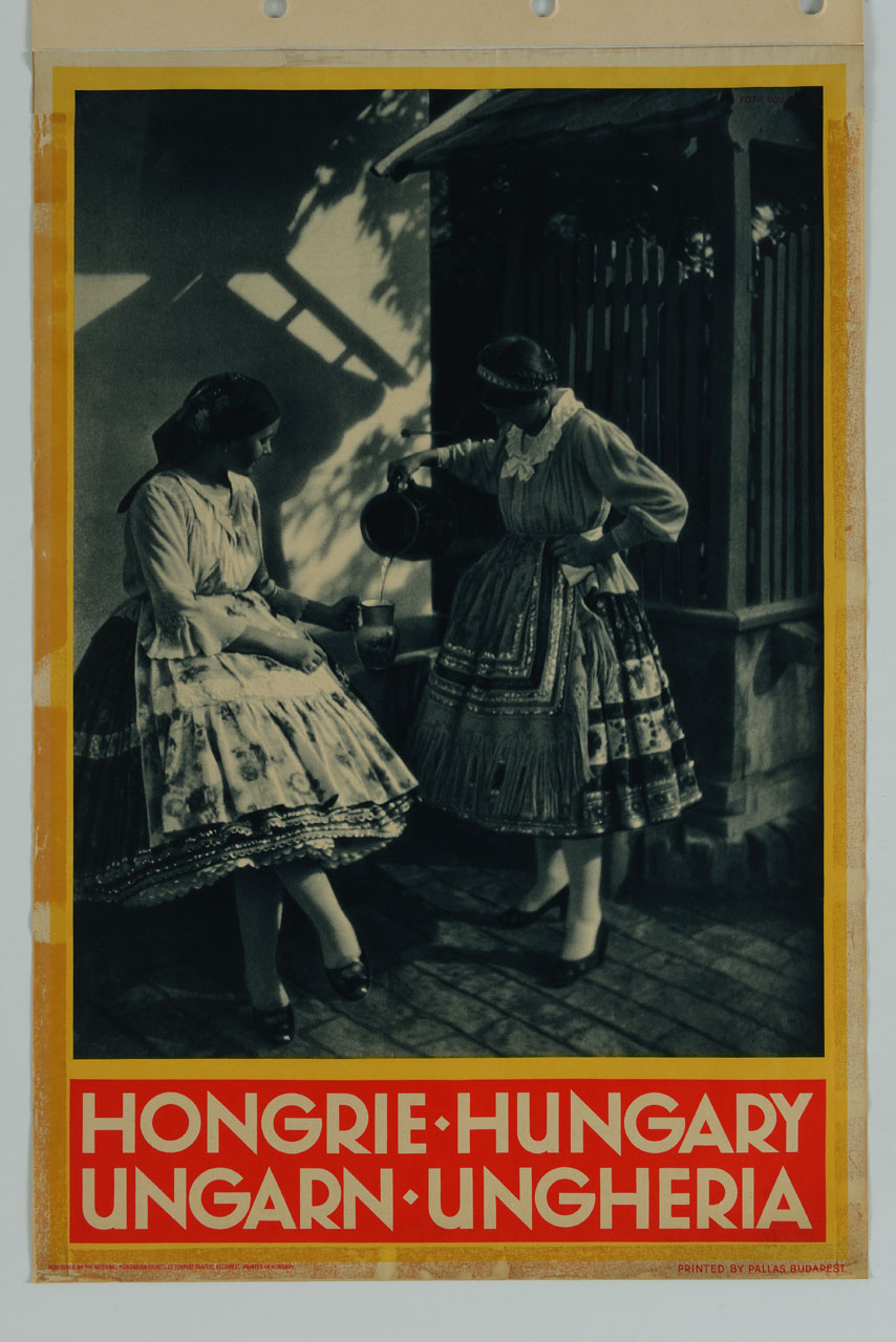 due donne in costumi tradizionali versano acqua da una grande brocca a quella da tavola (manifesto) di Dulovits - ambito ungherese (metà sec. XX)