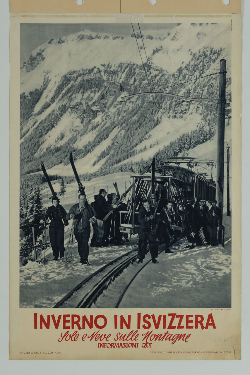 uomini con gli sci scendono da un treno in montagna (manifesto) di Brown Charles (sec. XX)