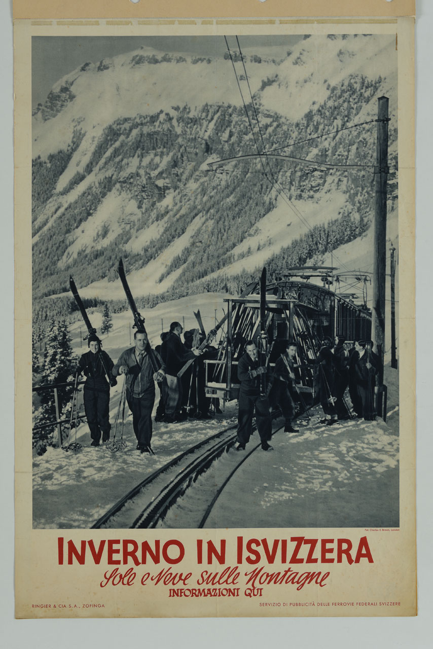 uomini con gli sci scendono da un treno in montagna (manifesto) di Brown Charles (sec. XX)