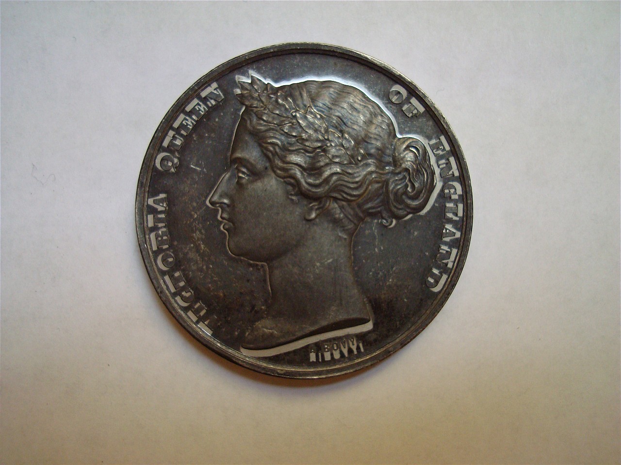 ritratto di Vittoria d'Inghilterra; padiglione dell'esposizione universale di Londra (medaglia) di Bovy Antoine (sec. XIX)