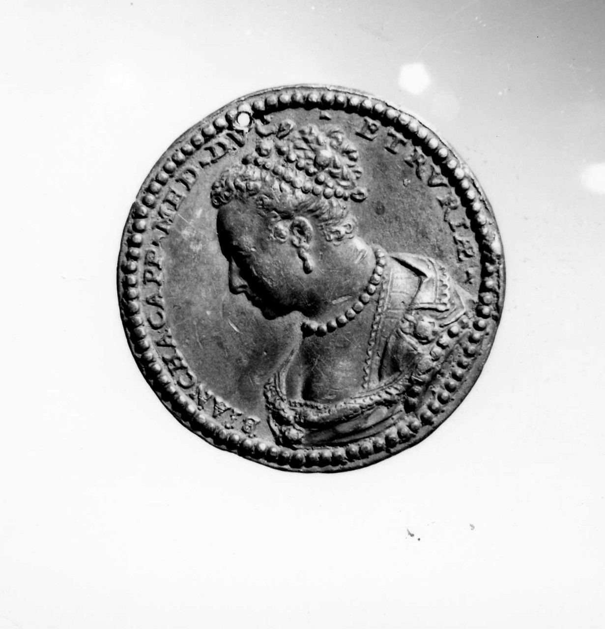 ritratto di Bianca Cappello (medaglia) di Pastorini Pastorino de' detto Pastorino da Siena (sec. XVI)