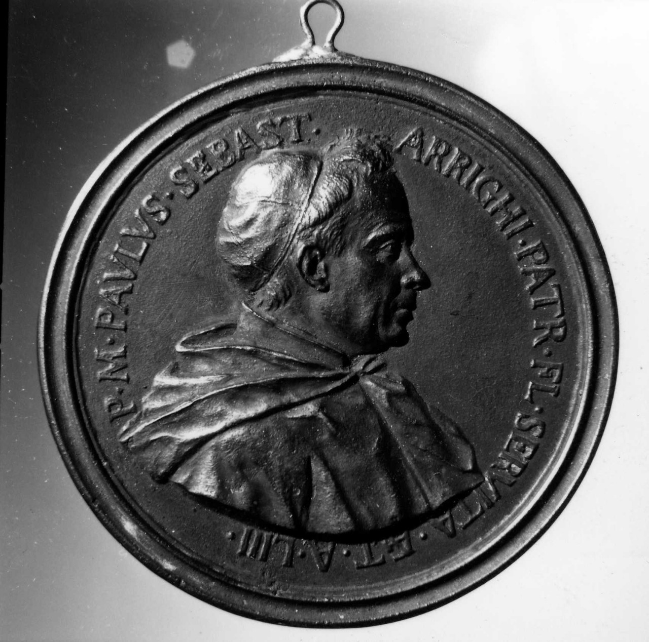 ritratto di Paolo Sebastiano Arrighi; alambicco illuminato dai raggi di so le (medaglia) di Selvi Antonio (sec. XVIII)