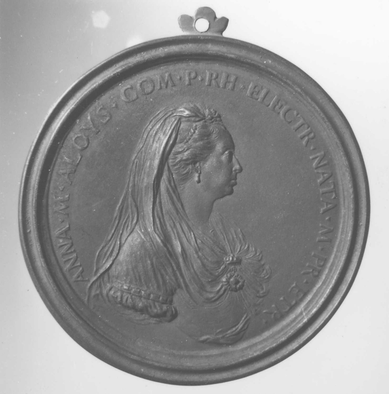 ritratto di Anna Maria Luisa de' Medici; putto che accende il fuoco riflet tendo i raggi del sole (medaglia) di Selvi Antonio, Vaggelli Bartolomeo (sec. XVIII)