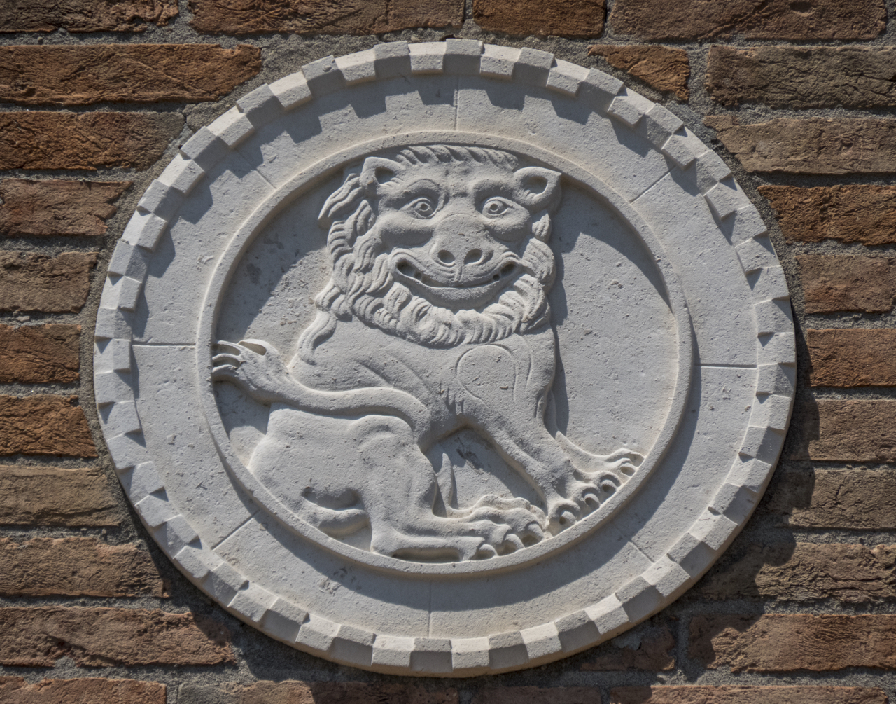 leone e motivi decorativi a dentelli (formella, serie) - ambito veneziano (sec. XX)