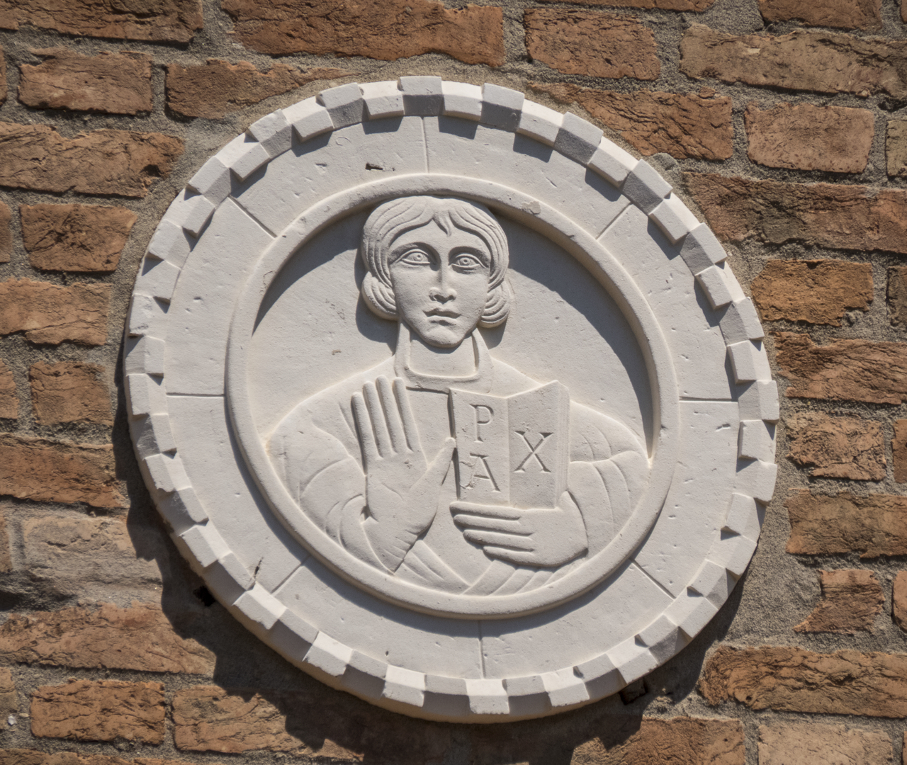 figura maschile a mezzo busto, libro e motivi decorativi a dentelli (formella, serie) - ambito veneziano (sec. XX)