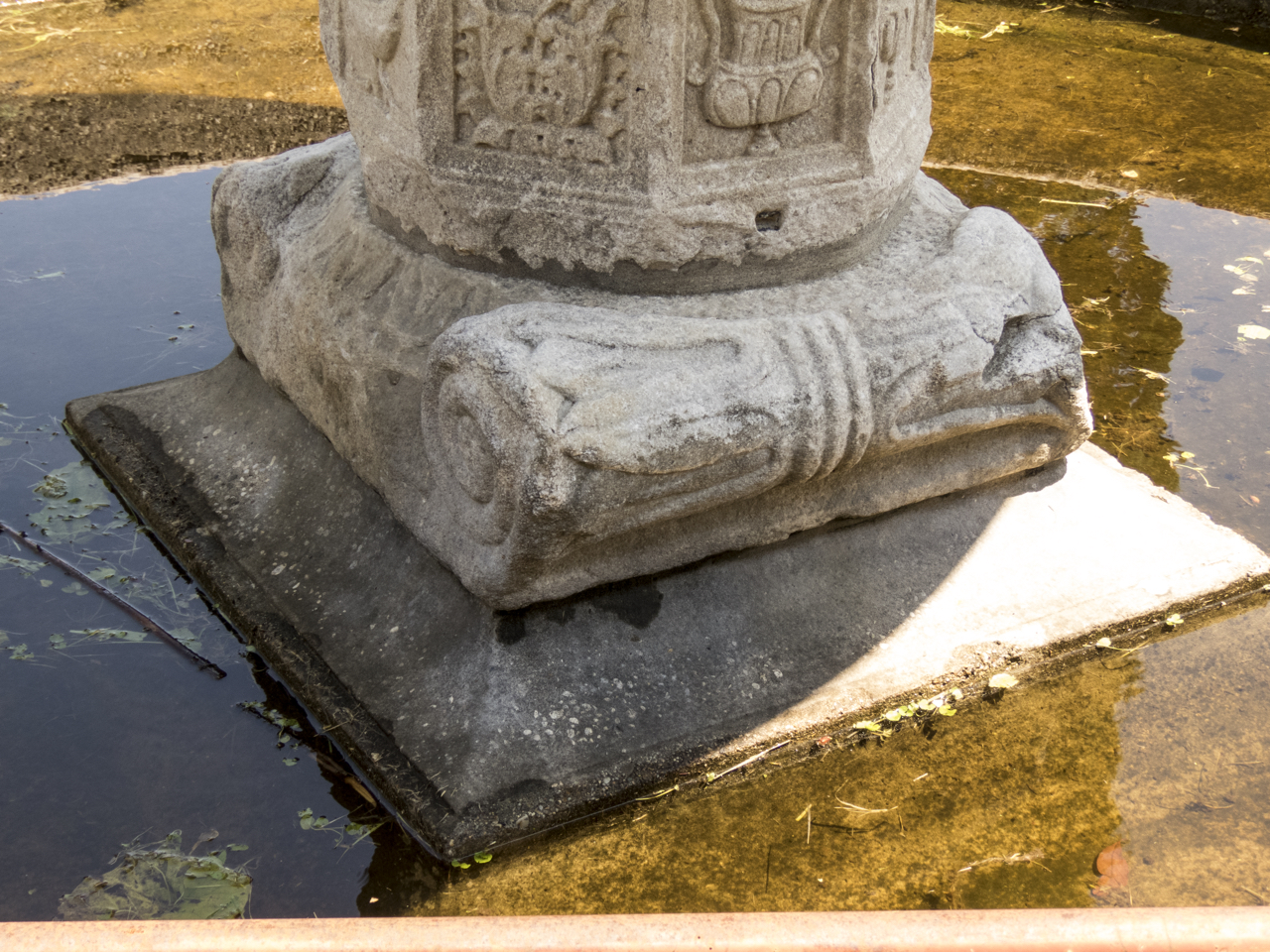 motivi decorativi geometrici e fitomorfi (capitello di colonna, opera isolata) 